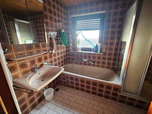 Bad mit Dusche, Wanne, WC