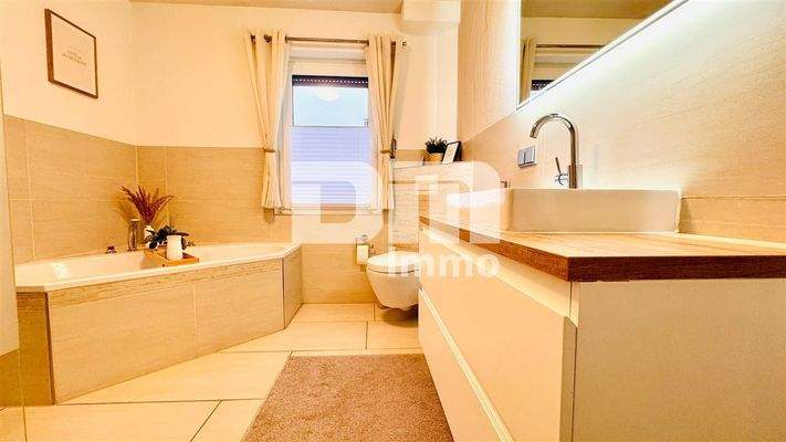 EG Badezimmer Wanne / Dusche ebenerdig / HW