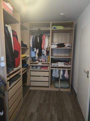 Moderner Ankleideraum