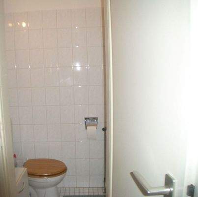 separates WC mit Waschtisch