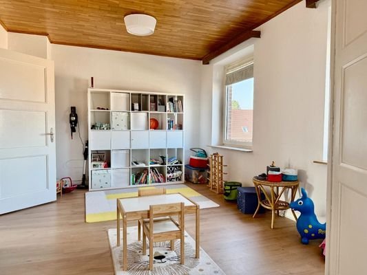Wohnzimmer mit Durchgangstür Ansicht 4