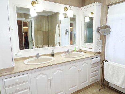 Helles Badezimmer mit Fenster