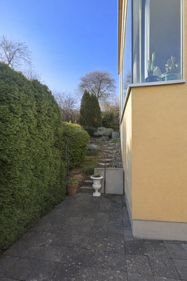Treppe zum Garten Links ums Haus..png