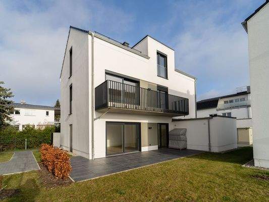 Blick zum Haus mit Terrasse