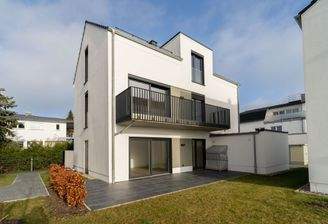 Blick zum Haus mit Terrasse