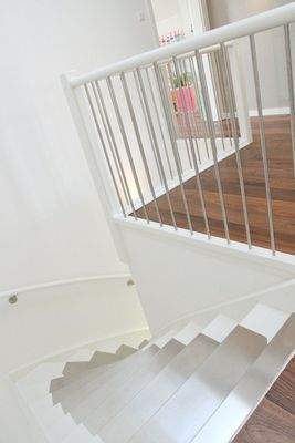 Moderne Treppe mit Durchdachter Raumaufteilung