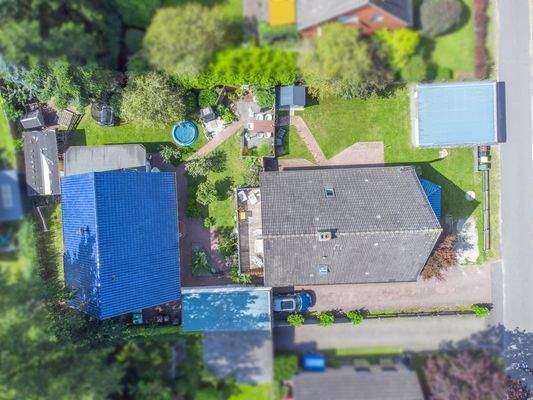 Luftaufnahme vom gesamten Grundstück