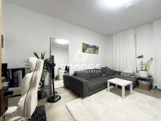 ...das geräumige Wohnzimmer