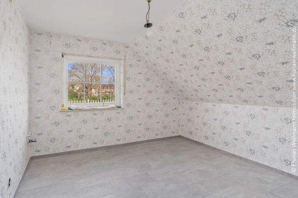 11,85 m² Küche im Dachgeschoss (Fußboden bereits erneuert)