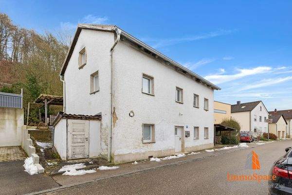 Blick auf das Einfamilienhaus und das Grundstück