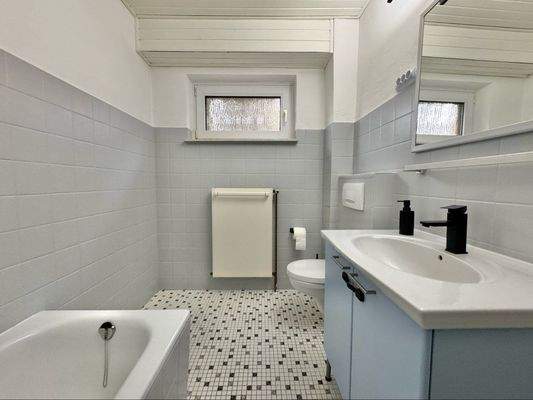 Bad mit Wanne (Einliegerwohnung)