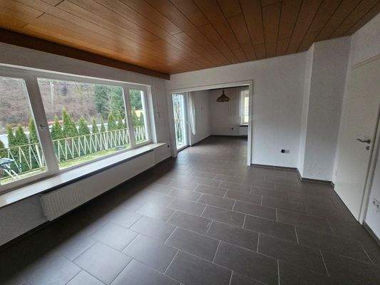 EG: Wohnzimmer, Ausgang auf Balkon