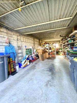 große Garage mit Gartenzugang