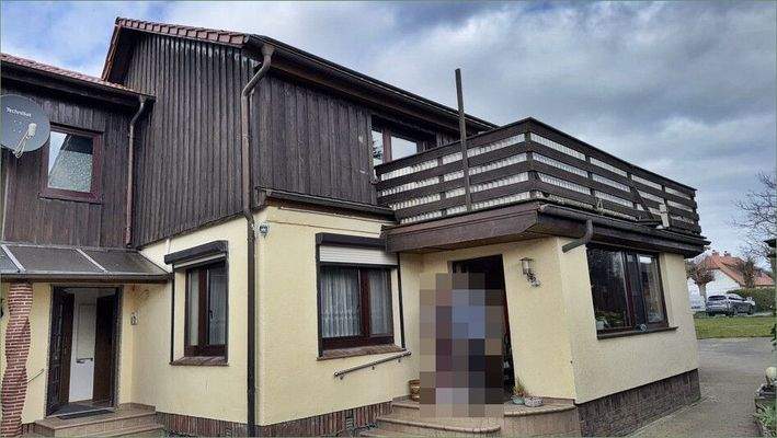 Außenansicht Wohnhaus mit Büro im OG