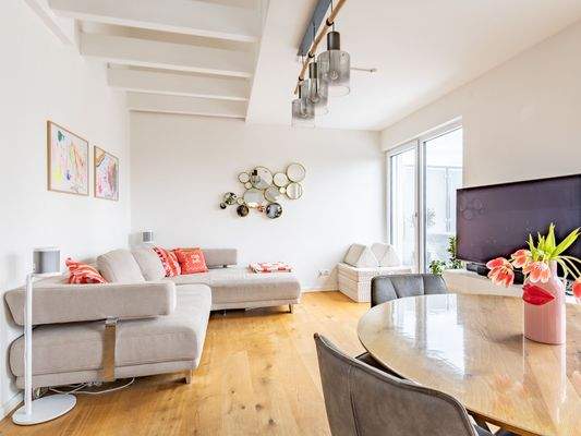 Helles Wohnzimmer mit Zugang zur Dachterrasse