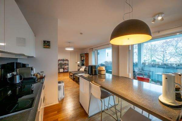 Blick von der Küche auf die Terrasse