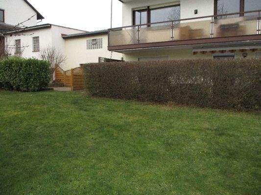 das Rasengrundstück am Haus