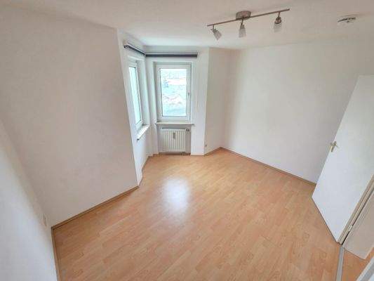 Schlafzimmer mit Erker und viel Licht