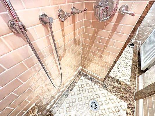 Hochwertigste ital. Fliesen im Duschbereich des Hauptbades mit Mosaik