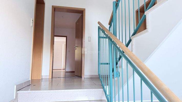 Aus dem Treppenhaus kommend