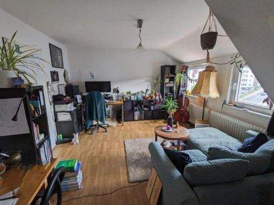 Wohnzimmer mit Durchgang zum Schlafzimmer