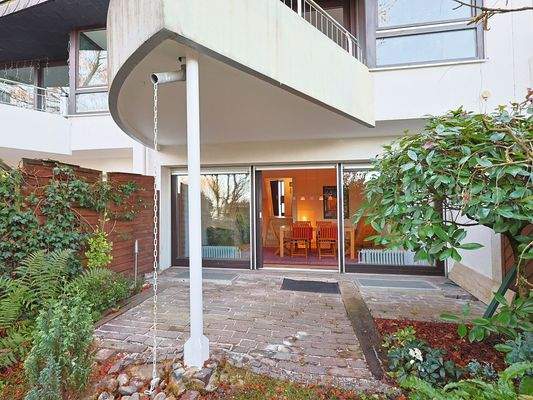 Überdachte Terrasse und Garten