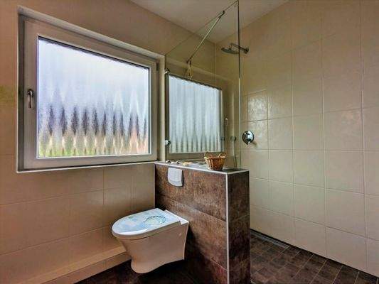 Bad mit begehbarer Dusche