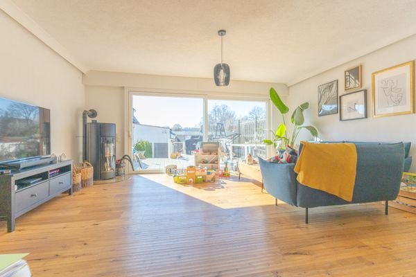 Wohn-Esszi. m. Parkettfußb. u. Zugang zur Terrasse