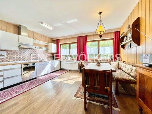 EG: große Küche mit Sitzecke