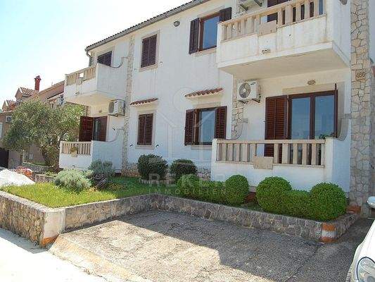 Ein herrlicher Pool schmückt den Außenbereich