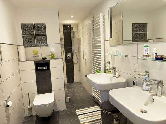 modernes Bad im Schlaftrakt