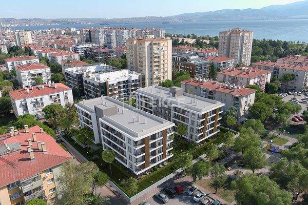 Apartments in a Complex with a Pool Near the Sea in İzmir Karşıyaka