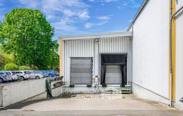 Zwei LKW Rampen an der Rückseite der Halle