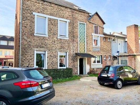 Rückseite mit Stellplätzen 