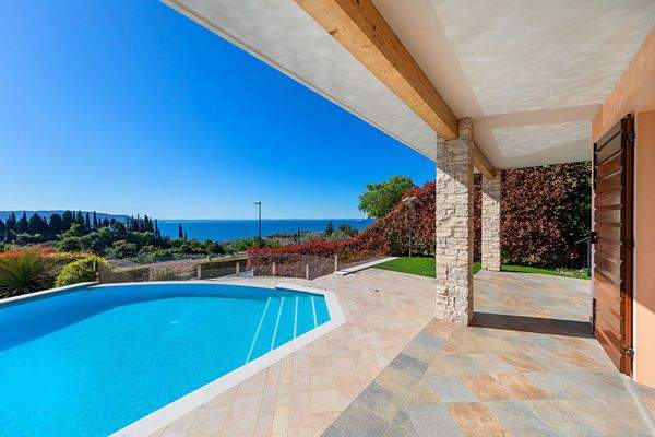 PISCINA CON VISTA LAGO