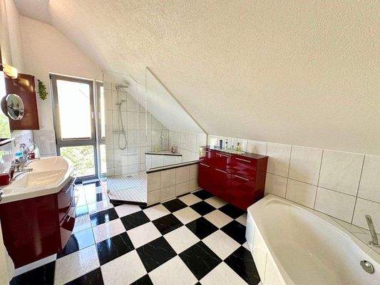 hochwertiges Bad im Obergeschoss