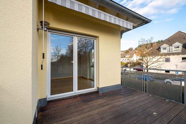 großer Südbalkon mit Markise