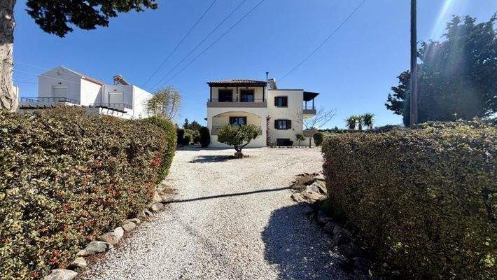 Villa mit Panoramablick auf Meer und weiße Berge auf einem 5.159 m² großen Privatgrundstück