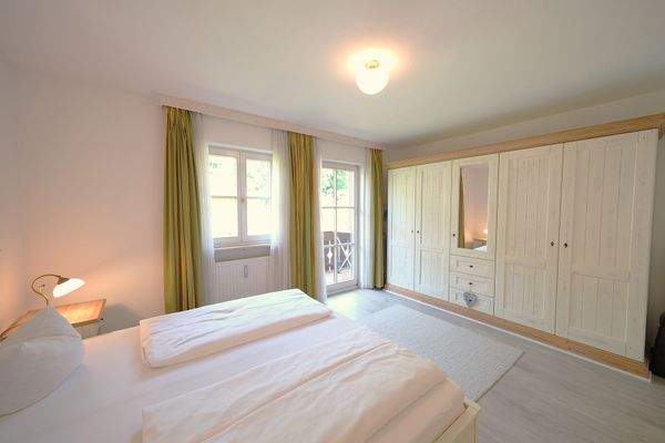 Geräumiges Schlafzimmer mit Zugang zum Balkon