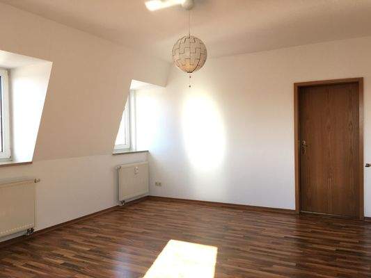 Wohn-/Schlafzimmer mit Zugang zur Küche