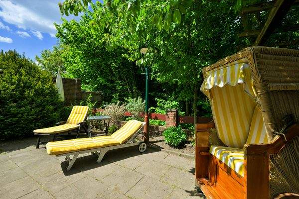 Hintere Terrasse zu den Liegen