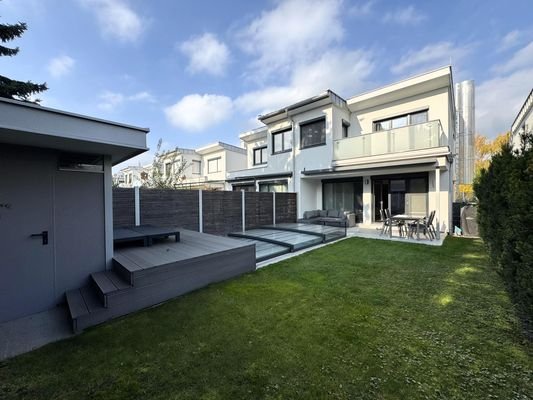 Eigengarten mit abdeckbaren Outdoor-Pool