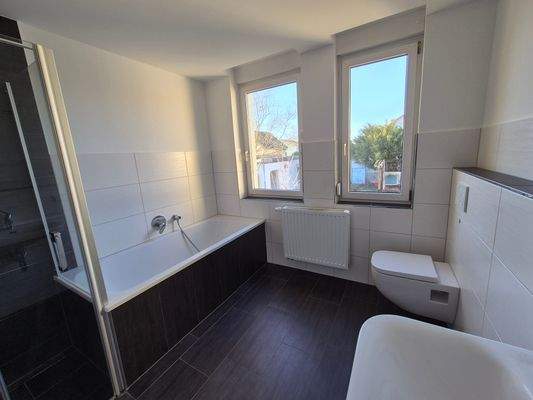 EG: Badezimmer mit Dusche und Wanne