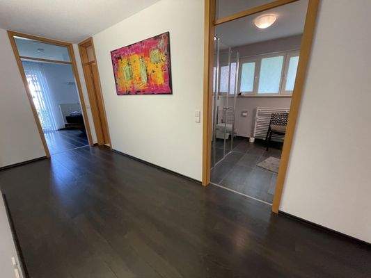 Ein weiterer Flur bietet Zugang in das...