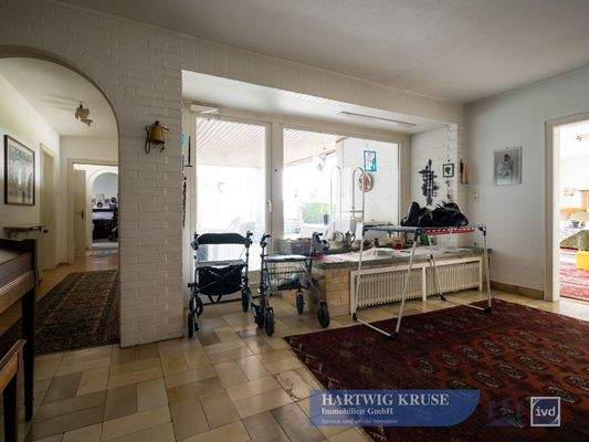 Diele mit direktem Zugang zur überdachten Terrasse