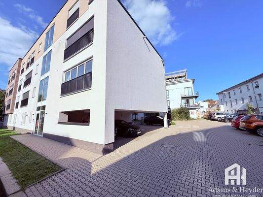 Optional_ überdachter Parkplatz