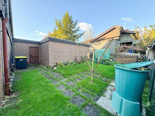 9 Rückseite Garagen: Stellfläche