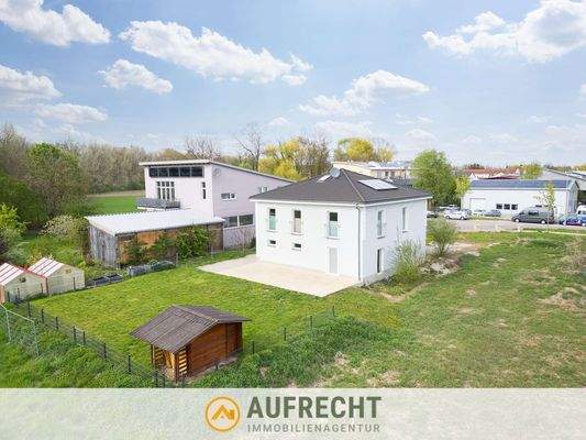 Hausansicht mit Garten