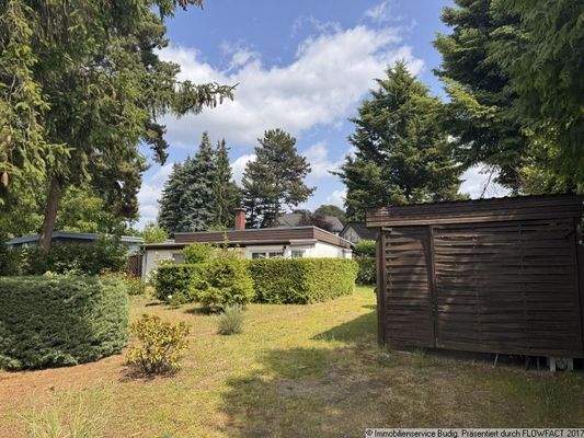 Blick zum Sommerhaus und zum Carport