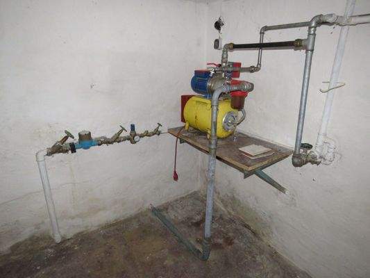 öffentlicher Wasseranschluss und Hauswasserwerk für die eigene Wasserversorgung